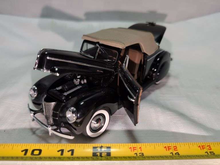 1940 FORD DELUXE CONVERTIBLE DIECAST CAR MODEL