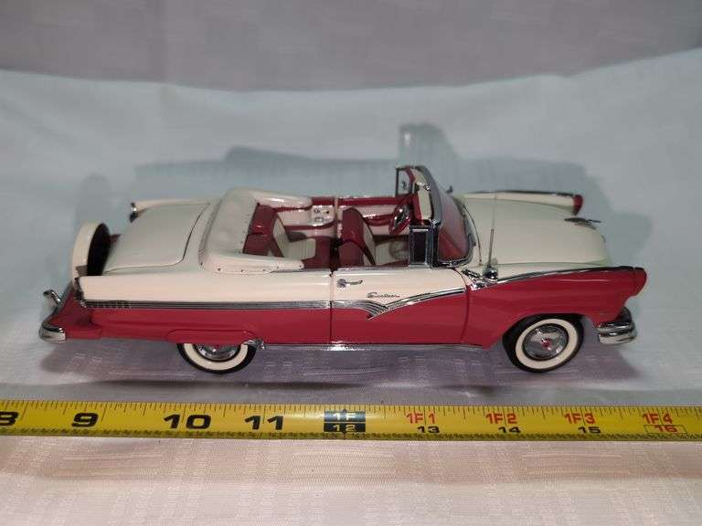 1956 FORD FAIRLANE SUNLINER DIECAST CAR MODEL