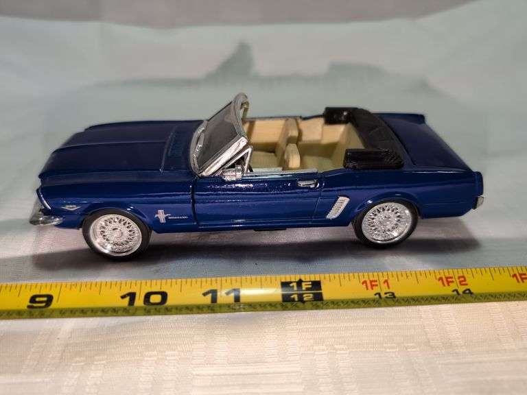 1964-1/2 FORD MUSTANG CONVERTIBLE DIECAST CAR MODEL