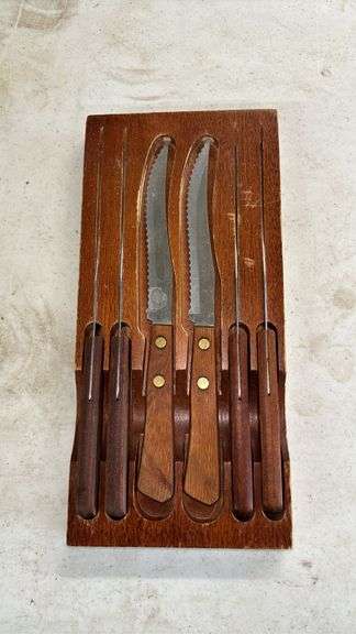ASSORTED STAINLESS STEEL STEAK KNIFE’S