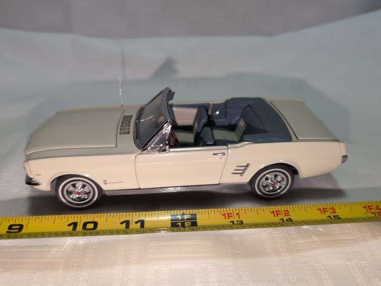 1966 FORD MUSTANG CONVERTIBLE DIECAST CAR MODEL