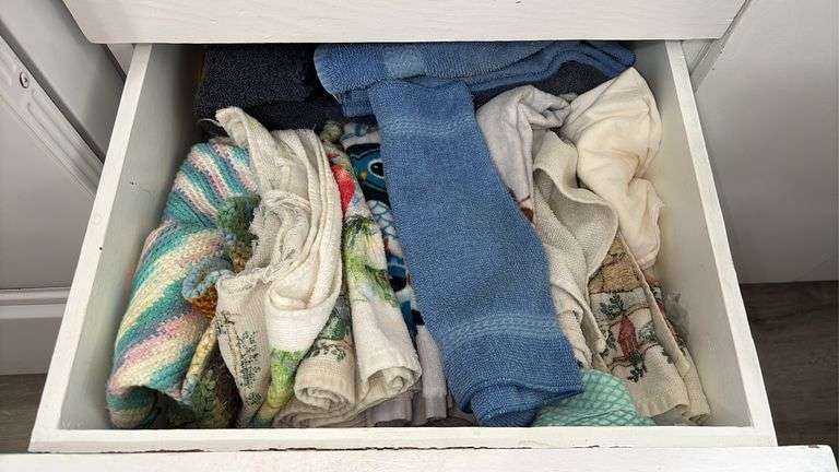 ASSORTED HAND TOWELS, WASH CLOTHS, ETC.