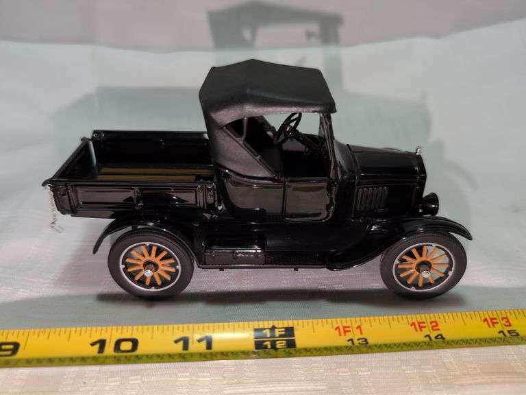 1925 FORD MODEL T RUNABOUT DIECAST CAR MODEL