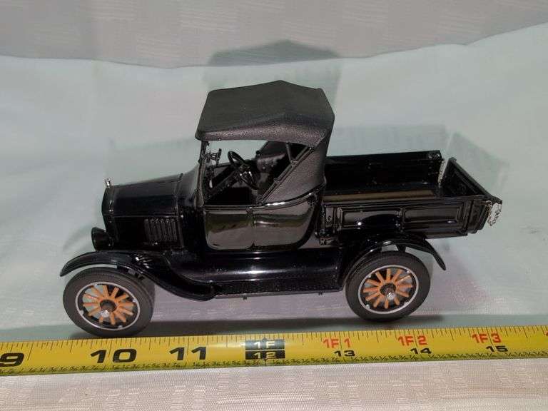 1925 FORD MODEL T RUNABOUT DIECAST CAR MODEL