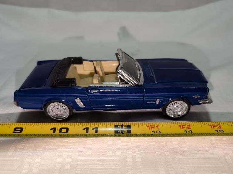 1964-1/2 FORD MUSTANG CONVERTIBLE DIECAST CAR MODEL