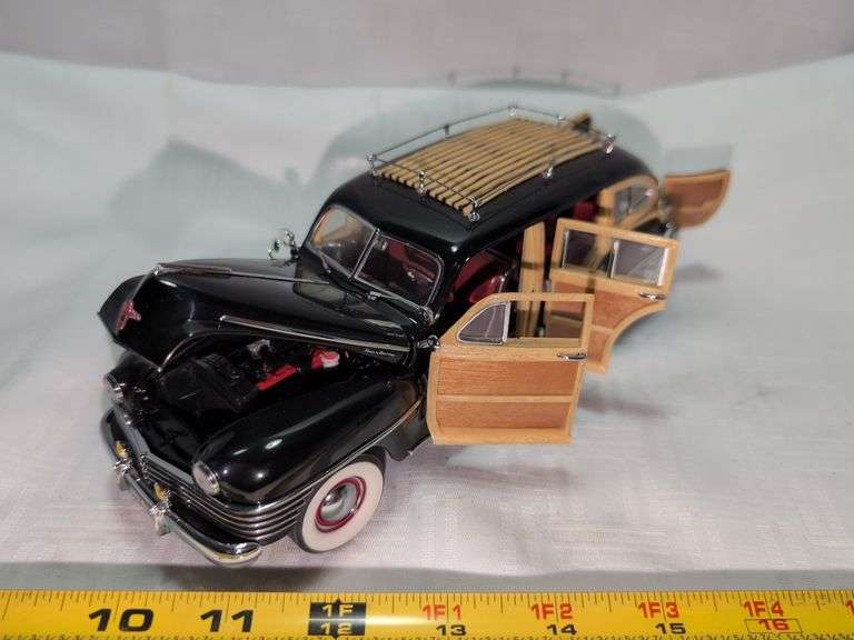 1942 CHRYSLER TOWN & COUNTRY DIECAST CAR MODEL