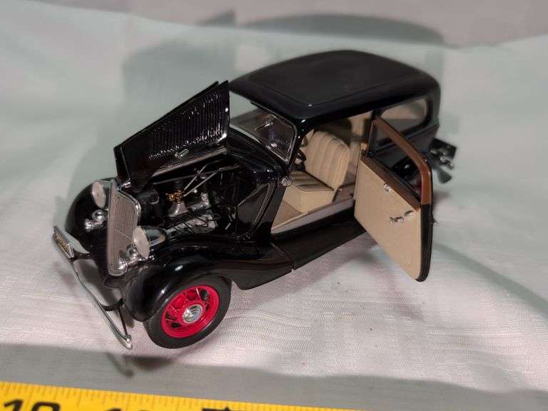 1933 FORD DELUXE DIECAST CAR MODEL