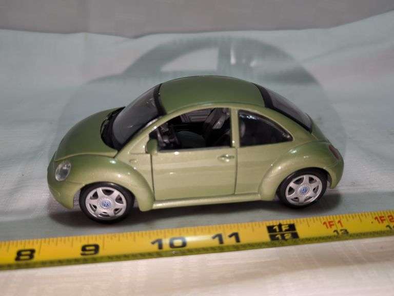 1998 VOLKSWAGEN NEW BEETLE DIECAST CAR MODEL