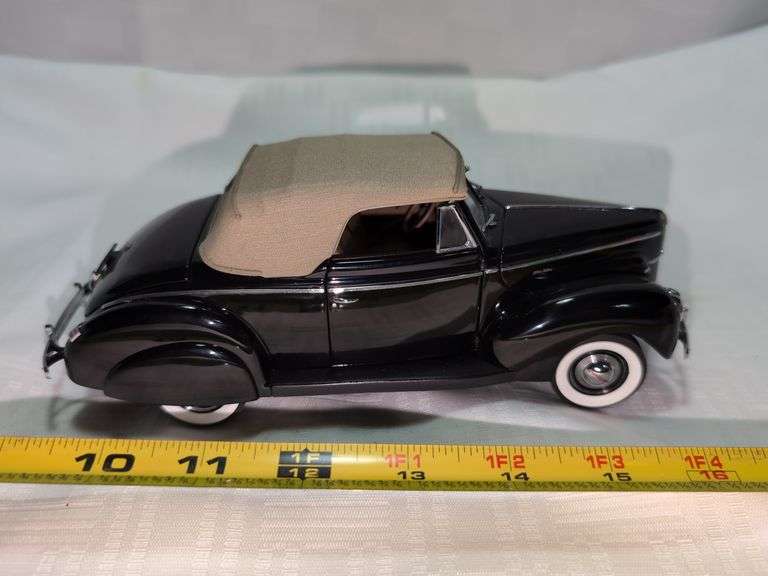 1940 FORD DELUXE CONVERTIBLE DIECAST CAR MODEL
