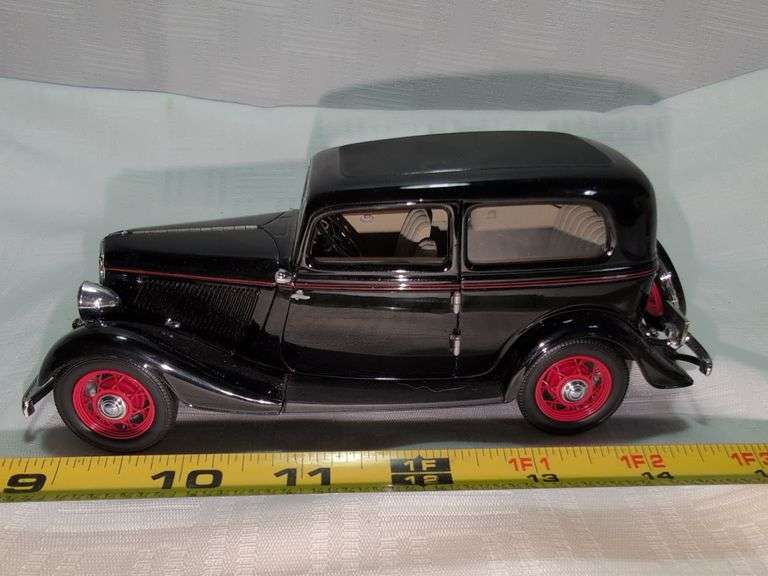 1933 FORD DELUXE DIECAST CAR MODEL