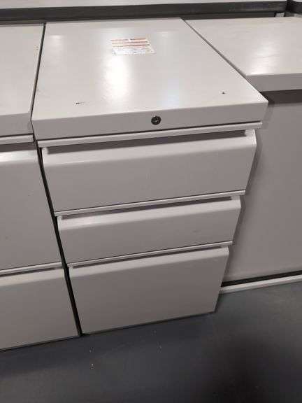 3-DRAWER METAL FILE CABINET (15" X 23" X 28")