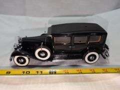 1930 V-16 452 CADILLAC IMPERIAL SEDAN DIECAST CAR MODEL