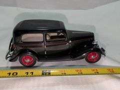 1933 FORD DELUXE DIECAST CAR MODEL
