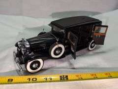 1930 V-16 452 CADILLAC IMPERIAL SEDAN DIECAST CAR MODEL