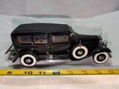 1930 V-16 452 CADILLAC IMPERIAL SEDAN DIECAST CAR MODEL