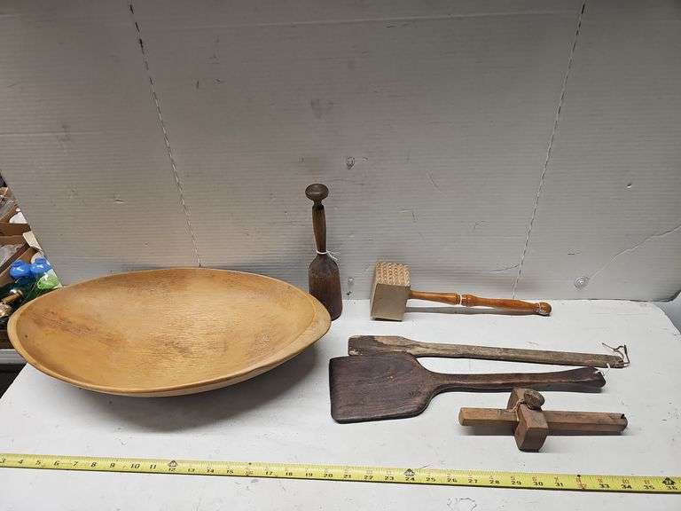 WOOD BOWL & ASSORTED WOOD KITCHEN ITEMS