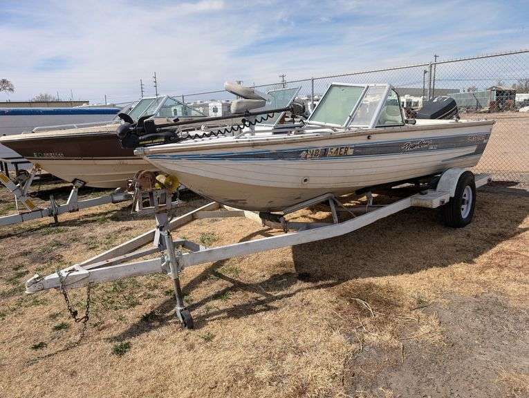 1990 CRESTLINER 18½FT. BOAT (EVINRUDE VRD OUTBOARD MOTOR) WITH TRAILER