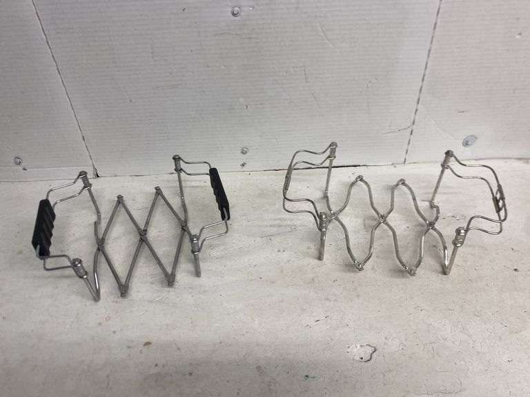 COLLAPSING CASSEROLE DISH HOLDERS