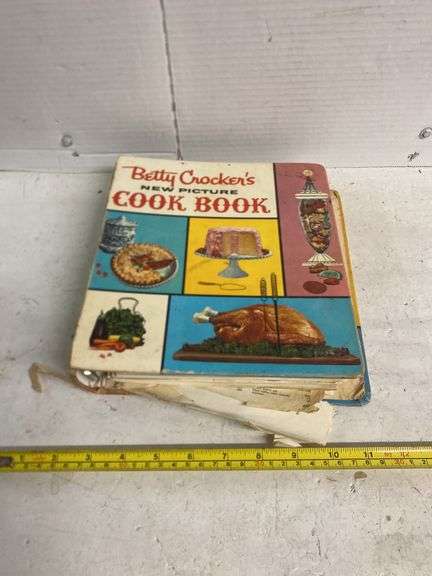 VINTAGE BETTY CROCKERS NEW PICTURE COOKBOOK