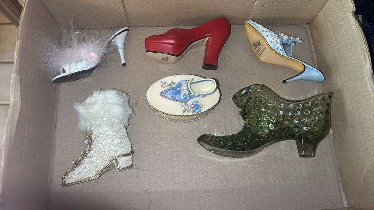 ASSORTED MINIATURE SHOES - Isabell Auction