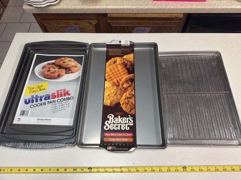 (K) ASSORTED COOKING SHEETS & COOLING RACK