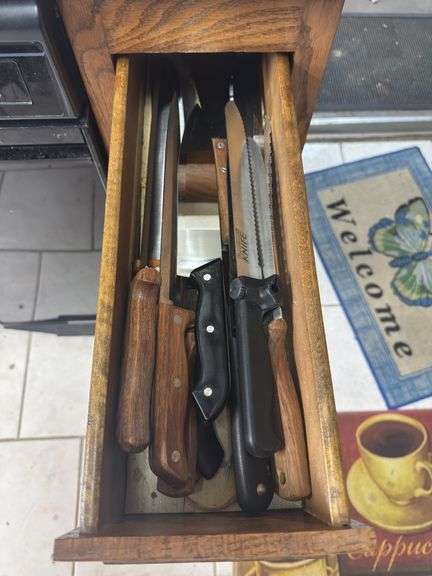 (K) LOT OF ASSORTED KNIVES