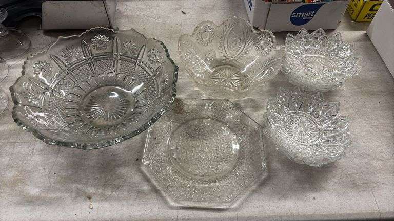 ASSORTED VINTAGE GLASS BOWLS AND A PLATE