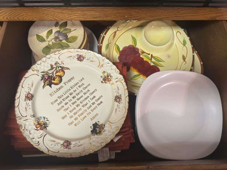 (K) LOT OF ASSORTED SERVING PLATES/PLATTERS, PLACEMATS, ETC...