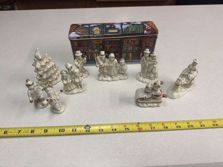 (K) CHRISTMAS FIGURINES