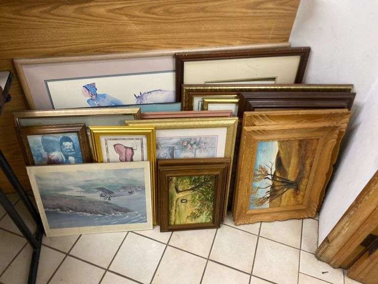LOT OF ASSORTED PICTURES/ PICTURE FRAMES - Isabell Auction