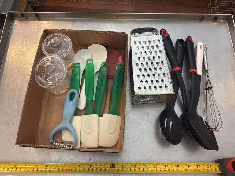 ASSORTED KITCHEN UTENSILS