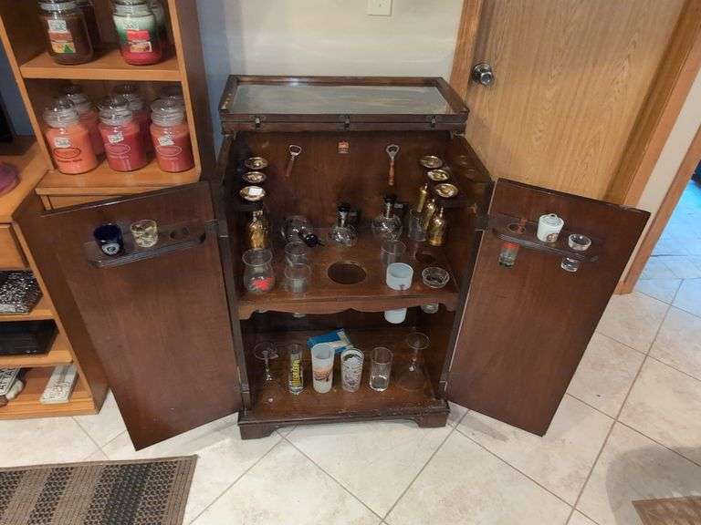 (LSR) VINTAGE WOODEN BAR CABINET (15½" X 25½" X 36½" TALL)
