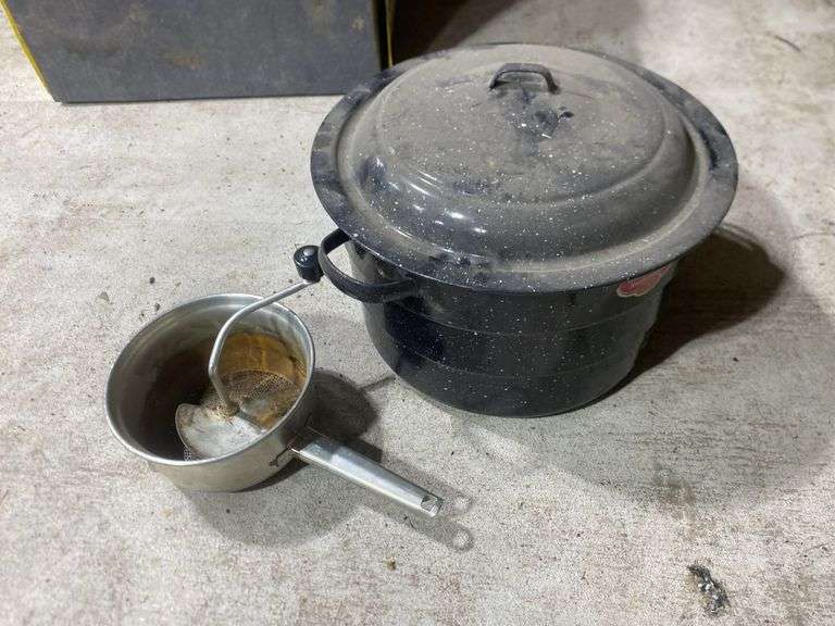 (WG) COLUMBIAN ENAMEL ROASTER POT AND SIFTER