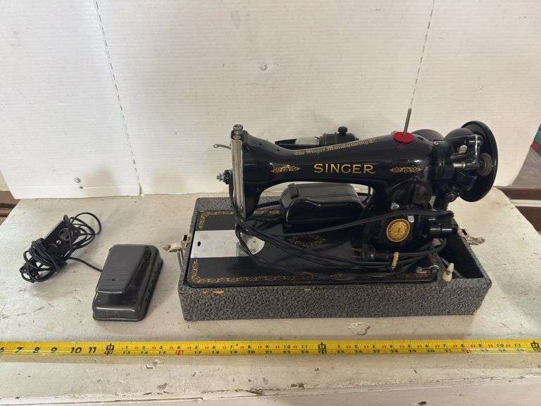 VINTAGE SINGER SEWING MACHINE (DOESN'T POWER ON)