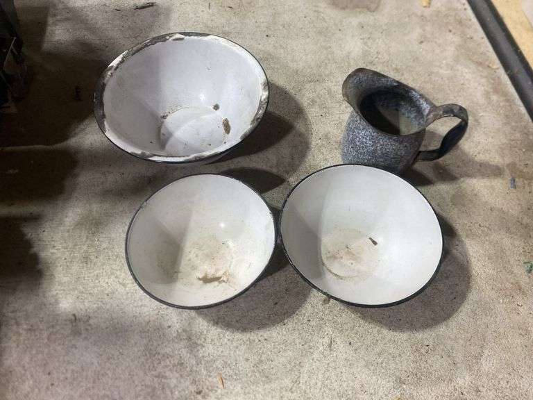 (WG) ASSORTED ENAMEL MIXING BOWLS AND PITCHER
