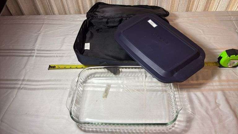 (K) 3-QT. PYREX CASSEROLE DISH WITH LID AND PORTABLE CARRIER