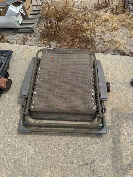 (O) RECLINING LAWN CHAIR