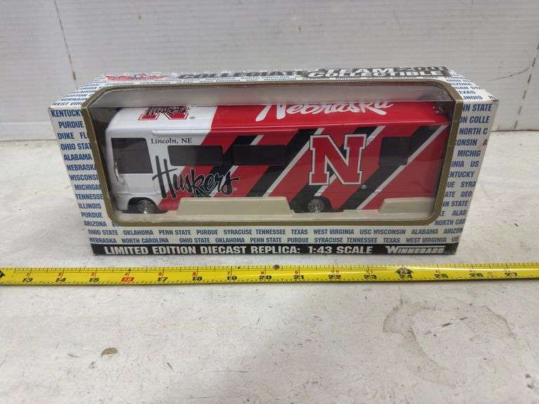 1:43 SCALE COLLEGIATE 2001 TEAM COLLECTIBLE