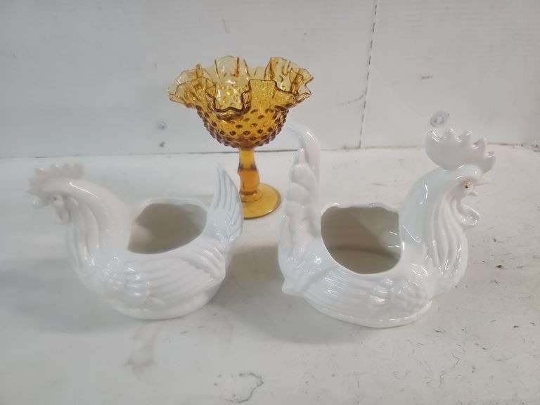 PAIR OF CHICKEN PLANTERS, FLUTED AMBER PEDESTAL DISH