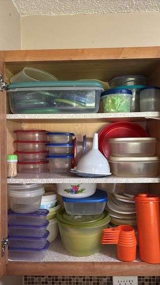 (K) LOT OF ASSORTED STORAGE CONTAINERS, FUNNELS, MEASURING CUPS, ETC.