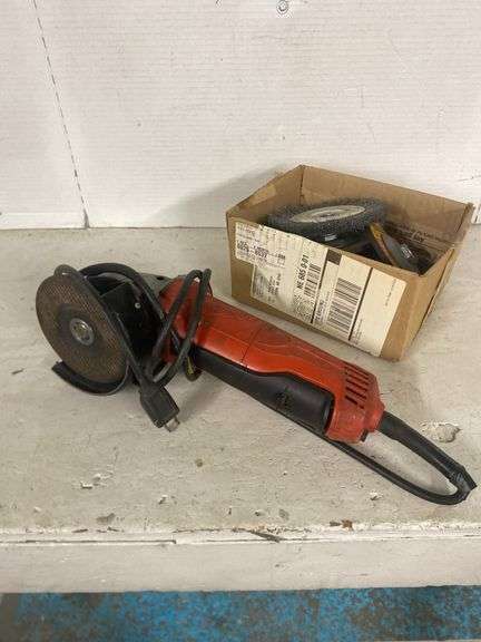MILWAUKEE ANGLE GRINDER WITH DISCS