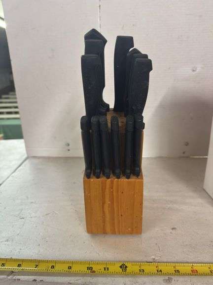 WOODEN KNIFE BLOCK WITH KNIVES