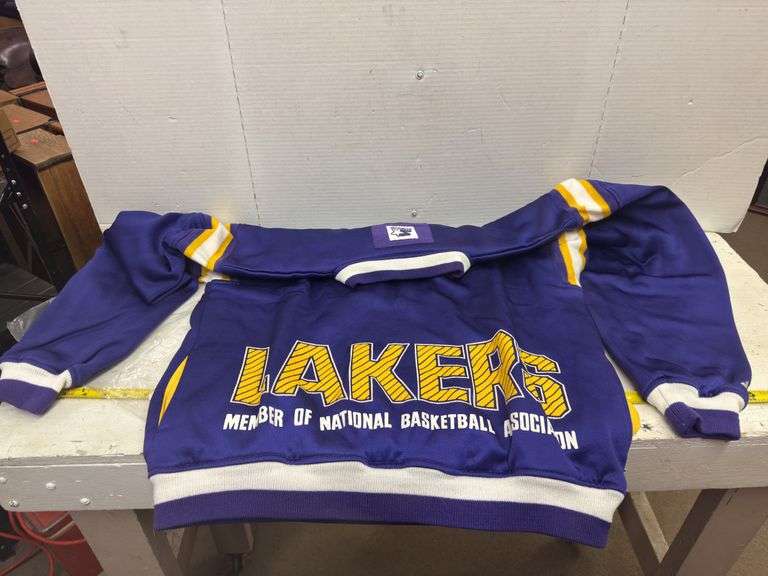 LAKERS BASKETBALL SIZE LARGE PULLOVER