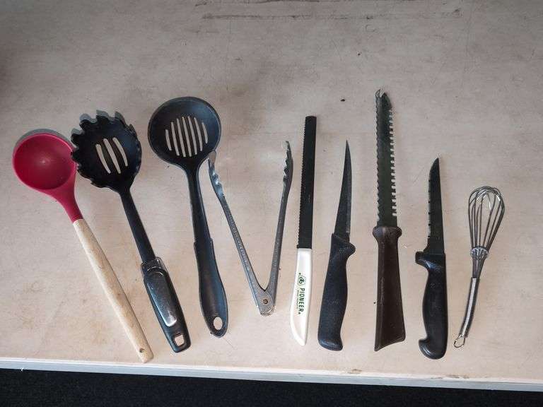 ASSORTED KITCHEN UTENSILS