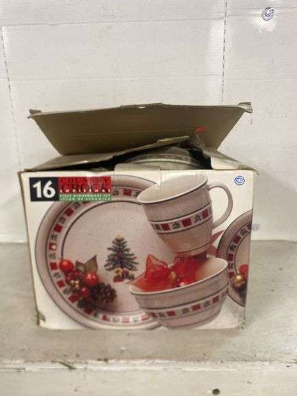 COUNTRY CROCK DINNERWARE CHRISTMAS SET