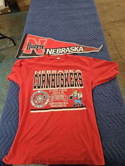 HUSKER SHIRY (SIZE L)  & HUSKER PENNANT