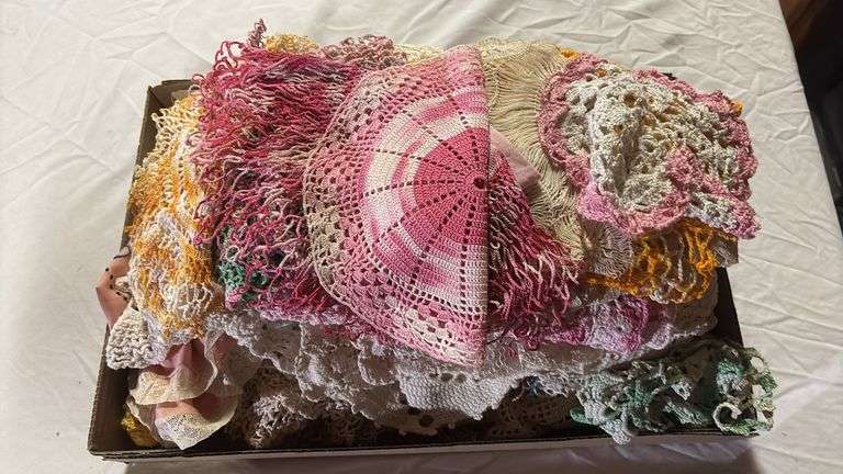 ASSORTED VINTAGE DOILIES