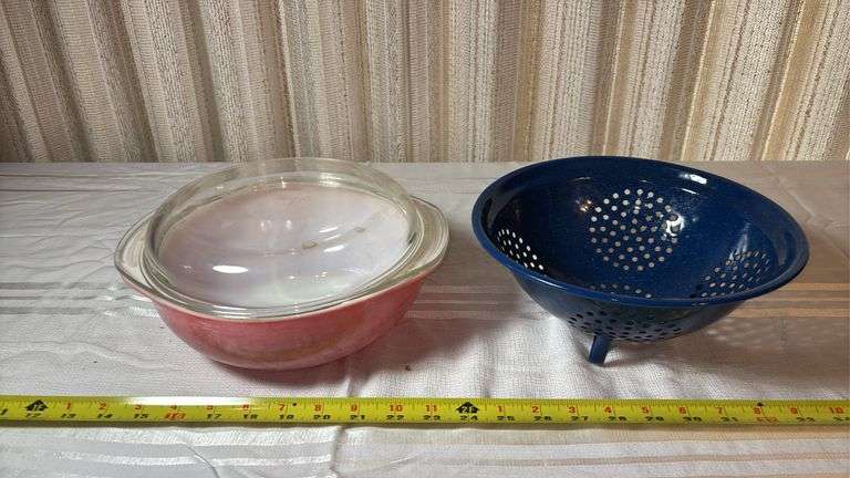(K) 2-QT. PYREX BOWL WITH LID, 9” ENAMEL COLANDER