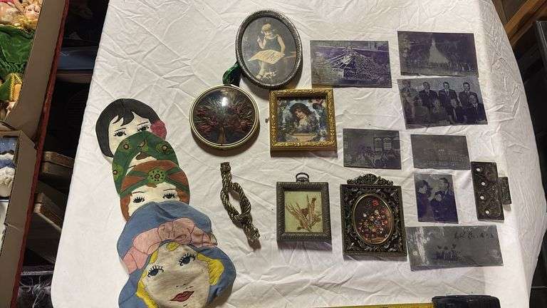 VINTAGE SET OF HOT PADS, PICTURES, ETC.