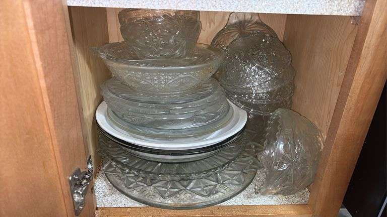 (K) ASSORTED GLASS SERVING TRAYS, BERRY BOWLS, PIE PLATES, ETC.